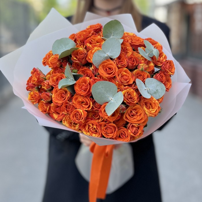 25 ярких кустовых роз Смэшинг с эвкалиптом 40 см