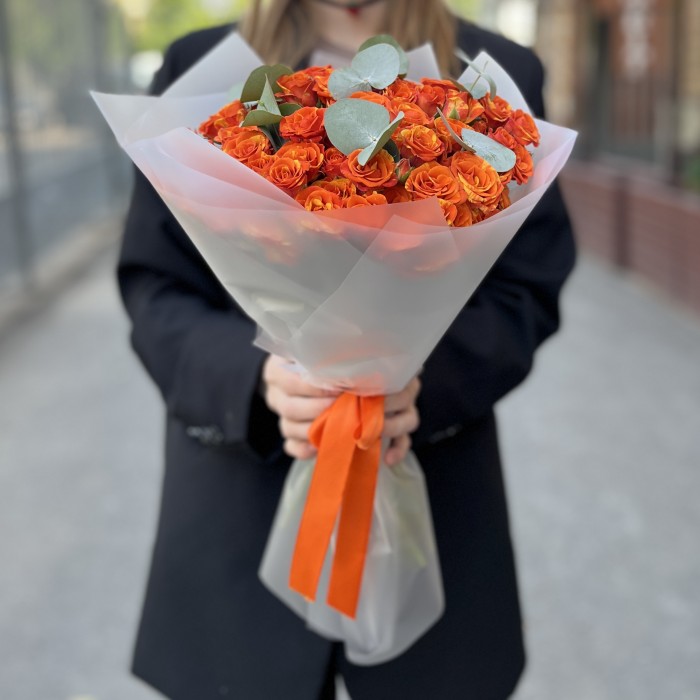 25 ярких кустовых роз Смэшинг с эвкалиптом 40 см