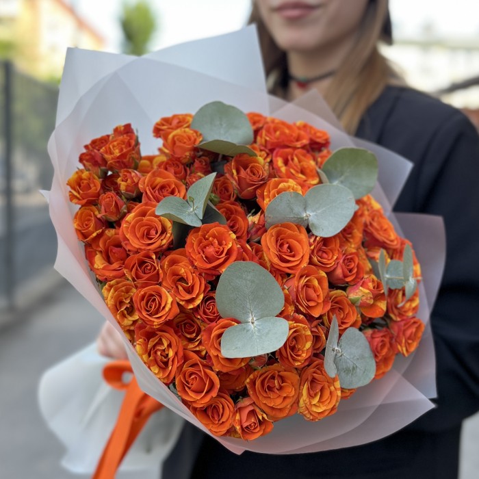 25 ярких кустовых роз Смэшинг с эвкалиптом 40 см