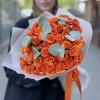25 ярких кустовых роз Смэшинг с эвкалиптом 50 см