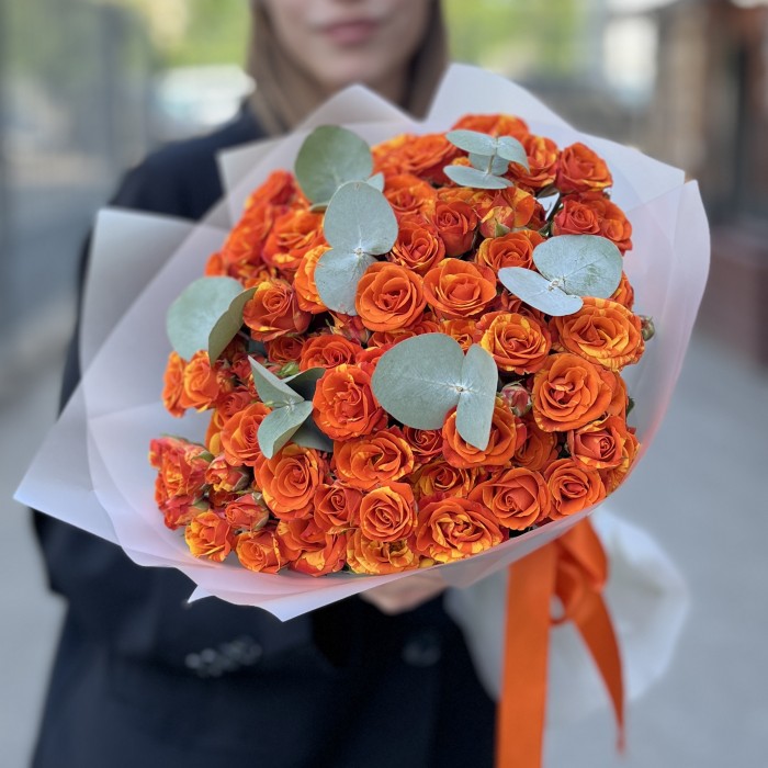 25 ярких кустовых роз Смэшинг с эвкалиптом 40 см