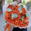 25 ярких кустовых роз Смэшинг с эвкалиптом 50 см