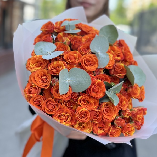 25 ярких кустовых роз Смэшинг с эвкалиптом 40 см