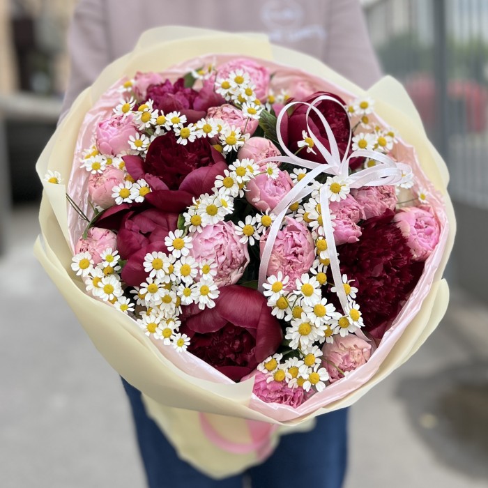 Букет ярких пионов с ромашкой