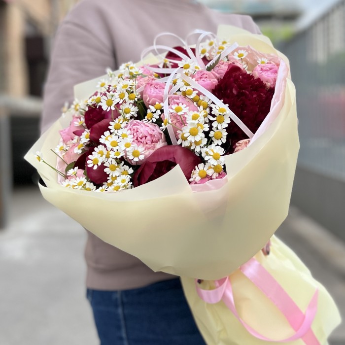 Букет ярких пионов с ромашкой