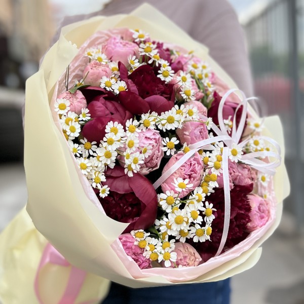 Букет ярких пионов с ромашкой