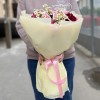Букет ярких пионов с ромашкой