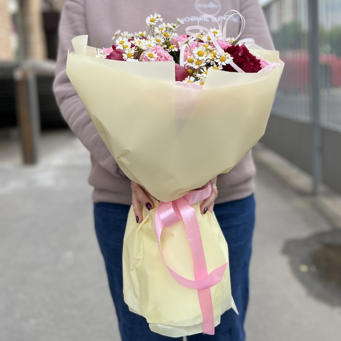 Букет ярких пионов с ромашкой