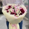 Букет ярких пионов с ромашкой