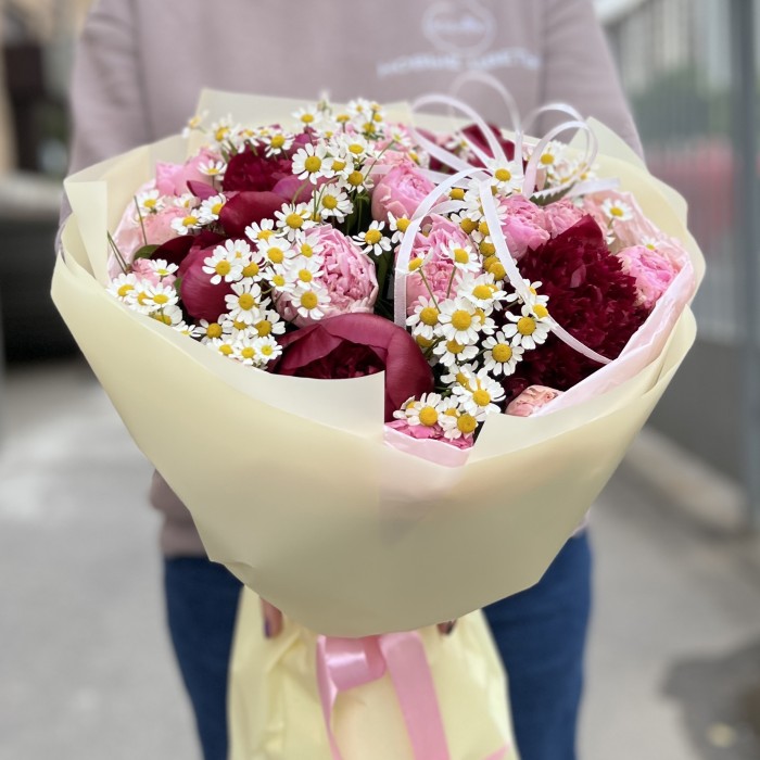 Букет ярких пионов с ромашкой