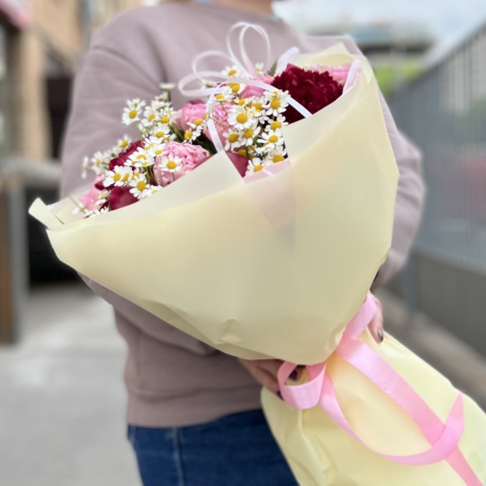 Букет ярких пионов с ромашкой
