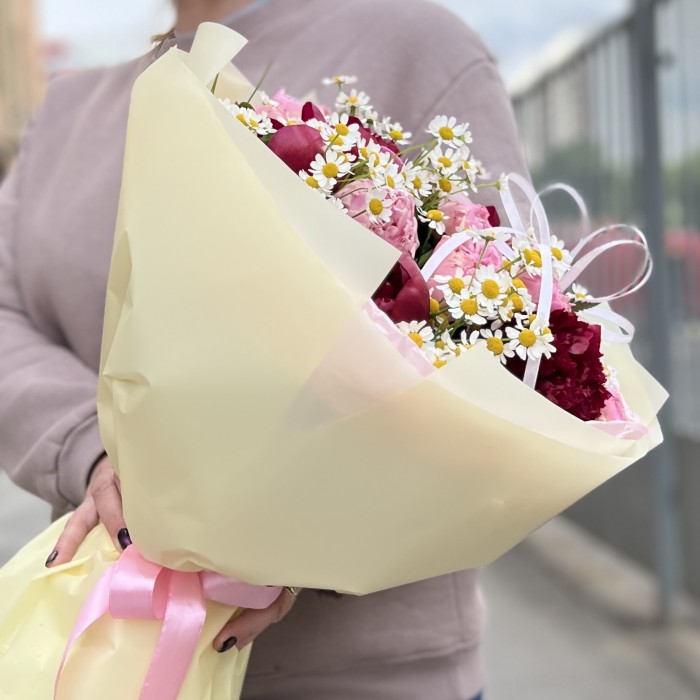 Букет ярких пионов с ромашкой
