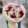 Букет ярких пионов с ромашкой