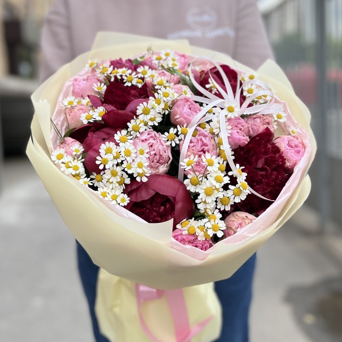 Букет ярких пионов с ромашкой