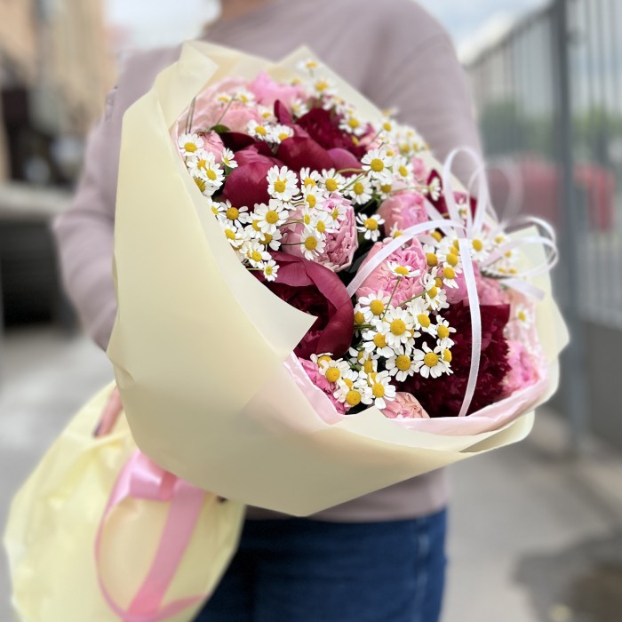 Букет ярких пионов с ромашкой