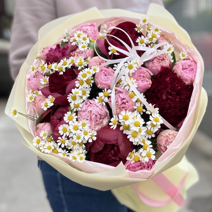 Букет ярких пионов с ромашкой