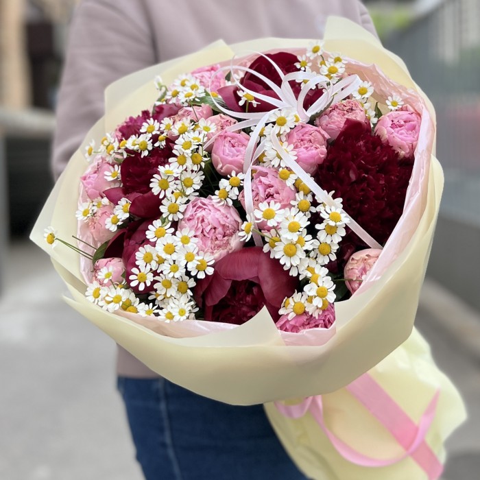 Букет ярких пионов с ромашкой