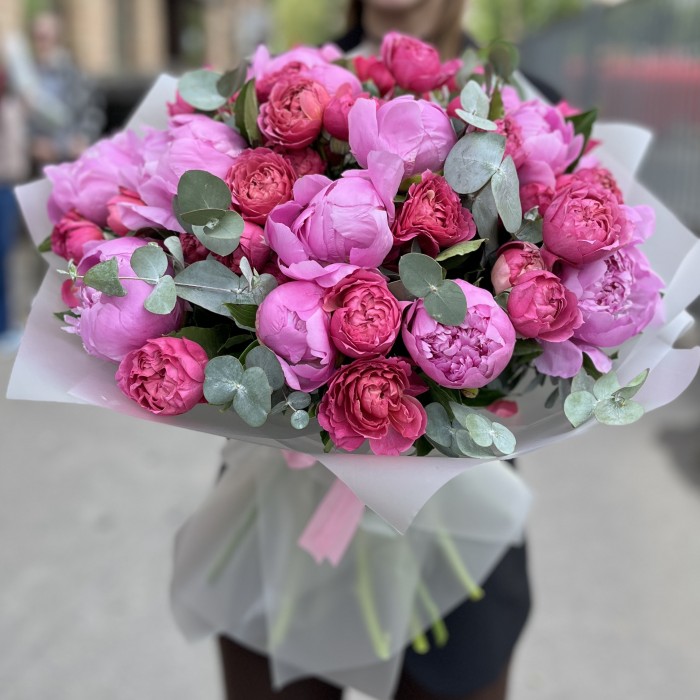 Большой летний букет из пионов и малиновой Джульетты