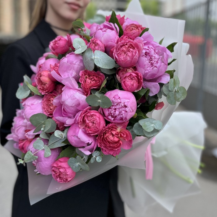 Большой летний букет из пионов и малиновой Джульетты