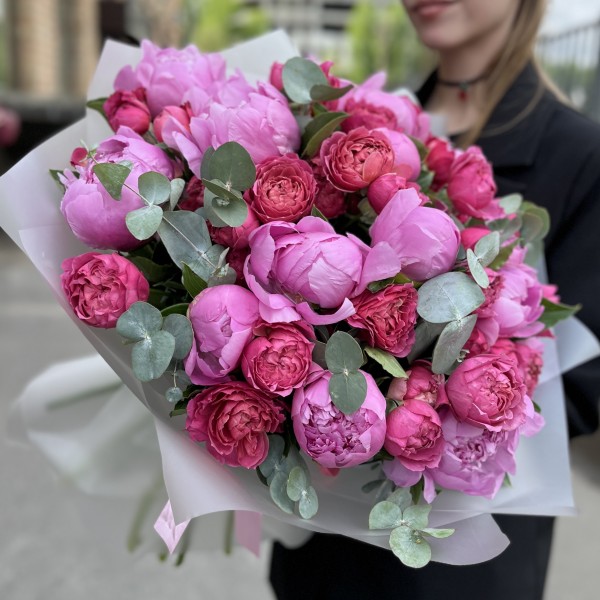 Большой летний букет из пионов и малиновой Джульетты