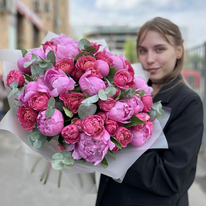 Большой летний букет из пионов и малиновой Джульетты