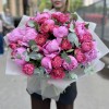 Большой летний букет из пионов и малиновой Джульетты