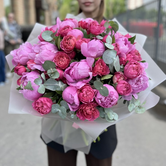 Большой летний букет из пионов и малиновой Джульетты