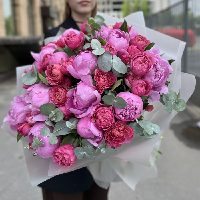 Большой летний букет из пионов и малиновой Джульетты