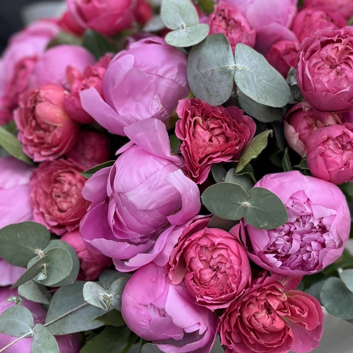 Большой летний букет из пионов и малиновой Джульетты