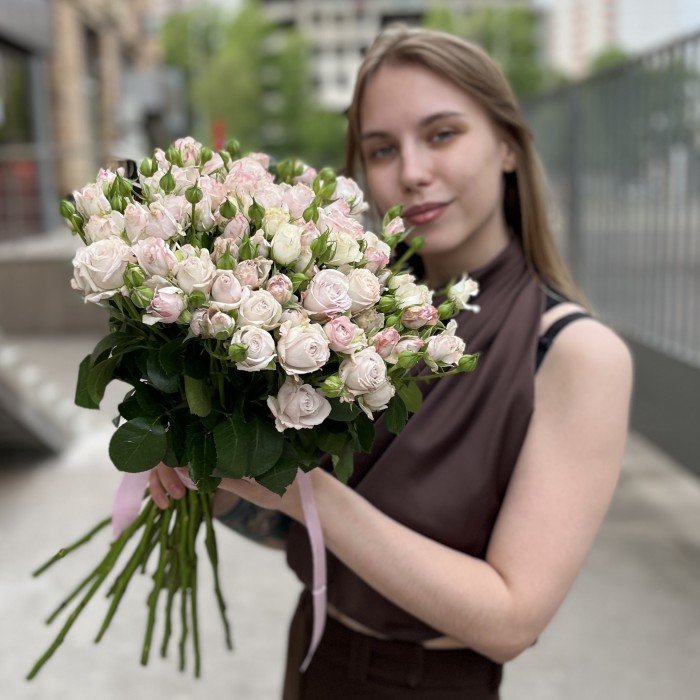 Кустовая пионовидная Роза Энджел Бомбастик 70 см