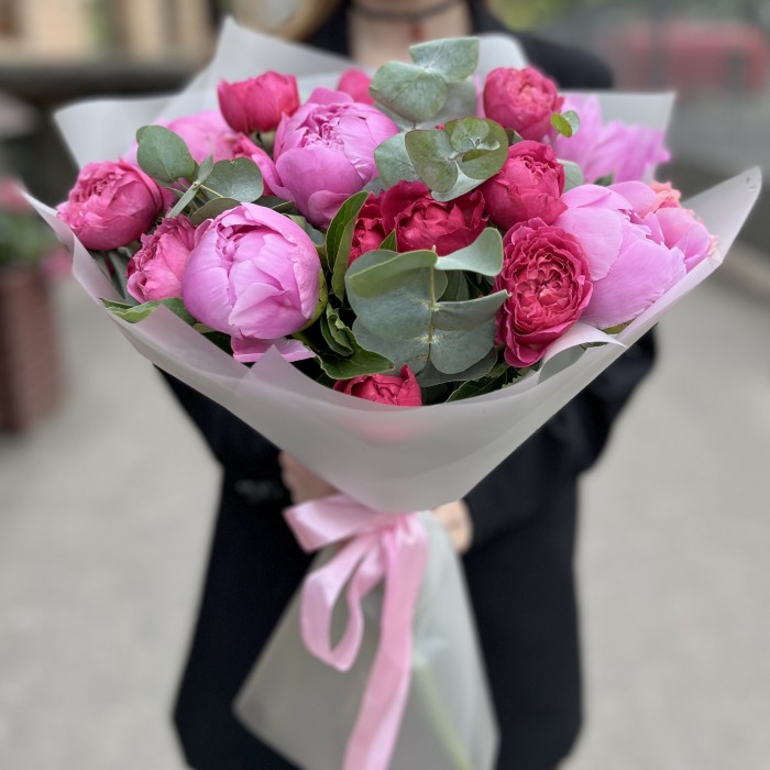 Маленький летний букет из пионов и малиновой Джульетты