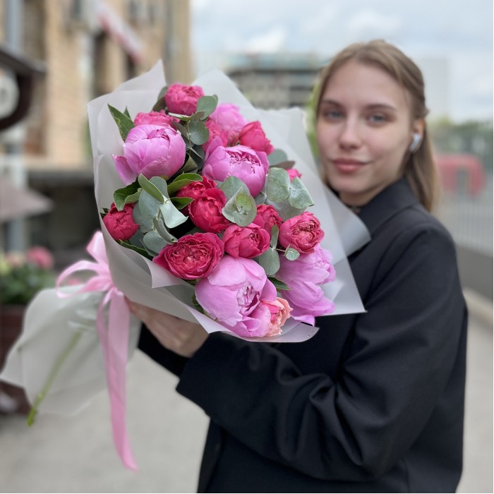 Маленький летний букет из пионов и малиновой Джульетты