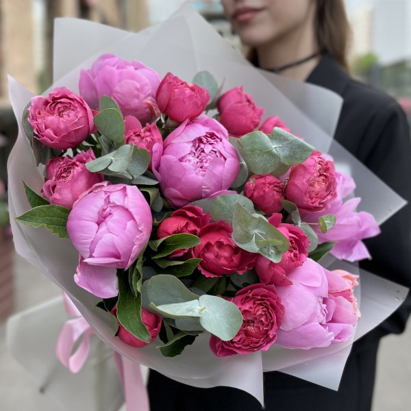 Маленький летний букет из пионов и малиновой Джульетты