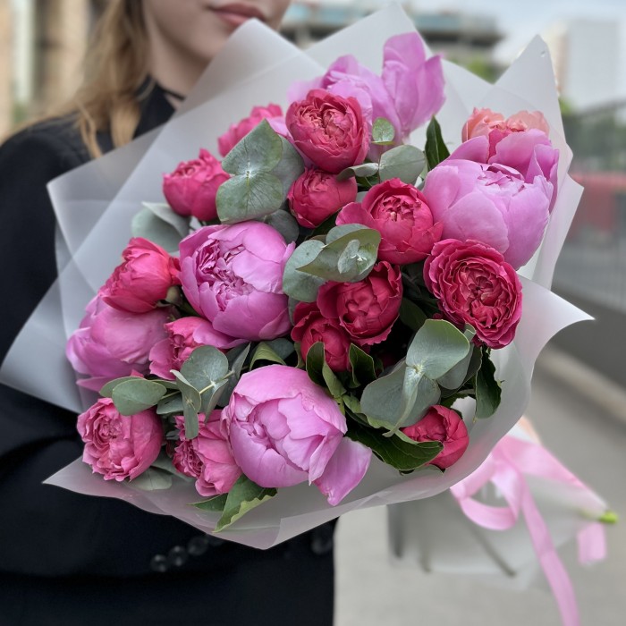 Маленький летний букет из пионов и малиновой Джульетты