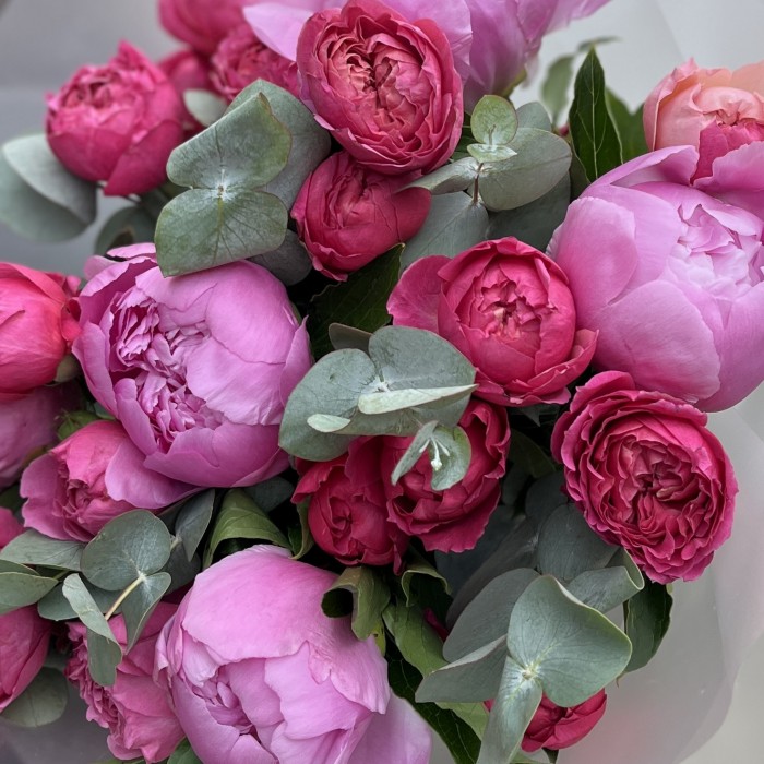 Маленький летний букет из пионов и малиновой Джульетты