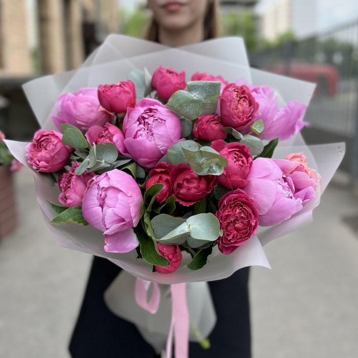 Маленький летний букет из пионов и малиновой Джульетты