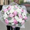 Нежный букет из пионов Сара Бернар и белых хризантем
