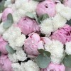 Нежный букет из пионов Сара Бернар и белых хризантем