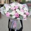 Нежный букет из пионов Сара Бернар и белых хризантем