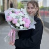 Средний букет из пионов Сара Бернар и белых хризантем