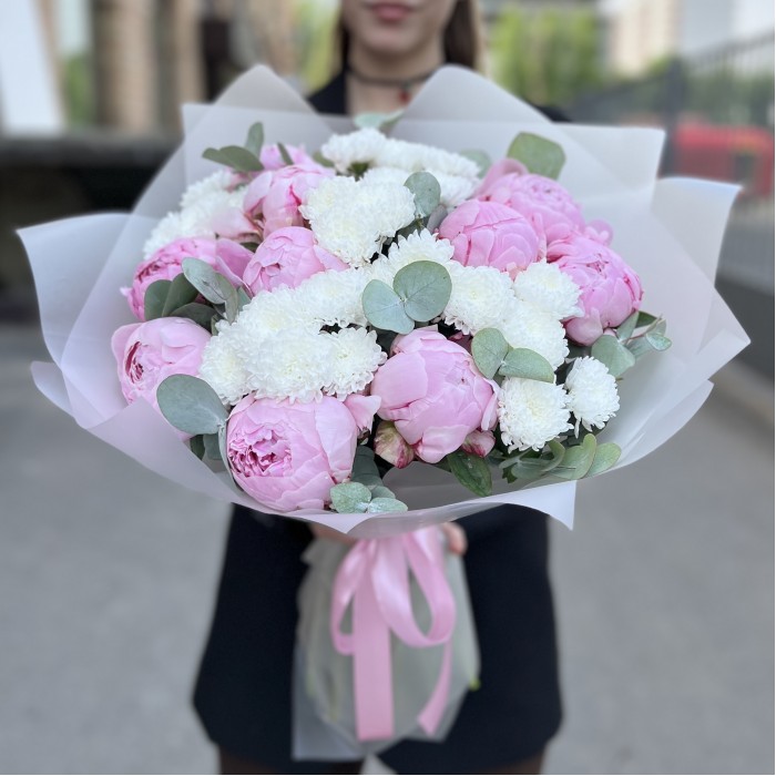 Средний букет из пионов Сара Бернар и белых хризантем