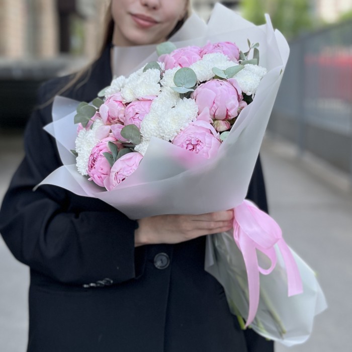 Средний букет из пионов Сара Бернар и белых хризантем