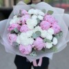 Средний букет из пионов Сара Бернар и белых хризантем