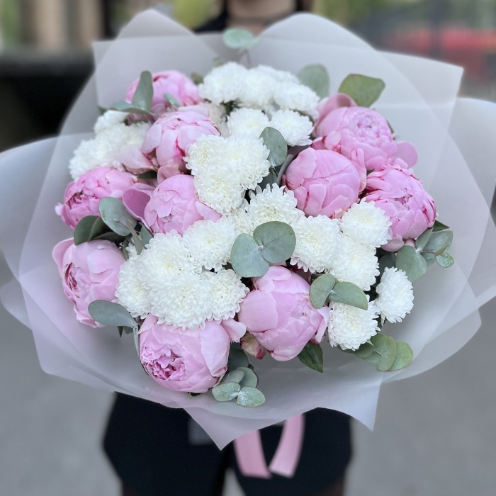 Средний букет из пионов Сара Бернар и белых хризантем