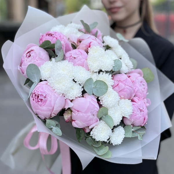 Средний букет из пионов Сара Бернар и белых хризантем
