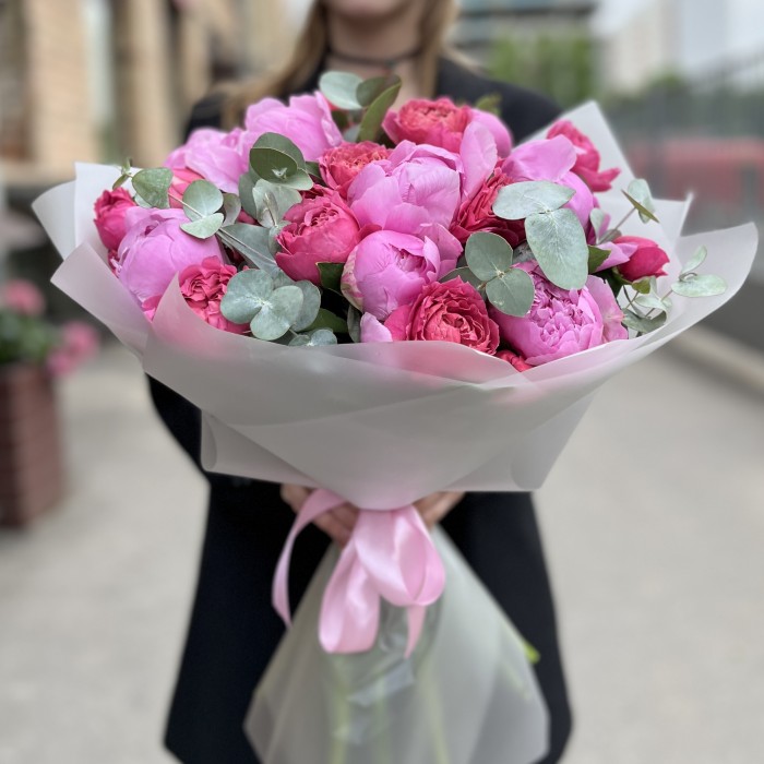 Средний летний букет из пионов и малиновой Джульетты