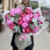 Средний летний букет из пионов и малиновой Джульетты