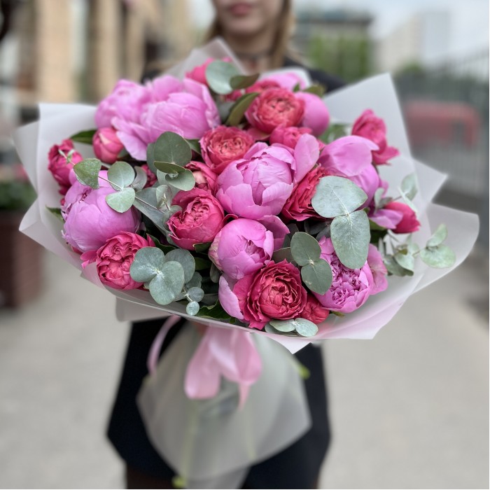 Средний летний букет из пионов и малиновой Джульетты