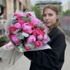 Средний летний букет из пионов и малиновой Джульетты