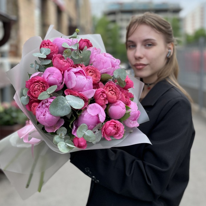 Средний летний букет из пионов и малиновой Джульетты